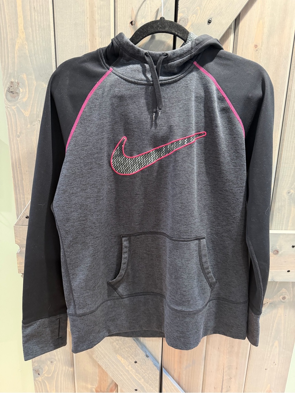 Nike Therma-FIT Women’s Large Gray Black Pink Pullover Hoodie Activewear